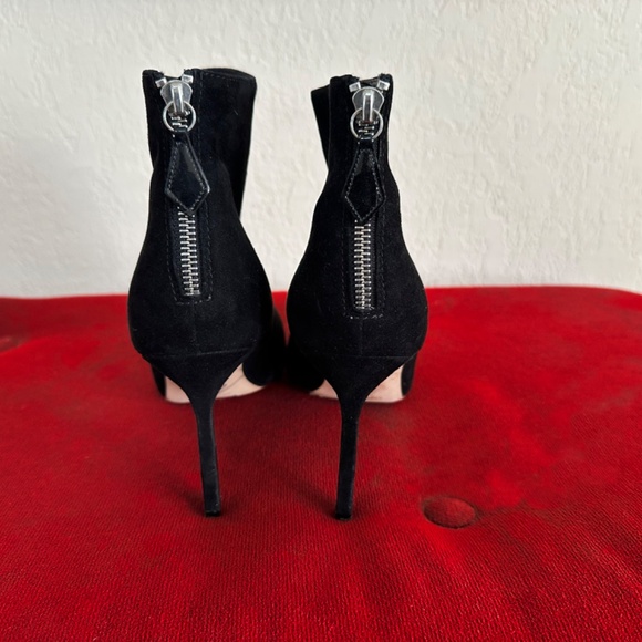 Manolo Blahnik Suede Ankle Boots. - Picture 7 of 9